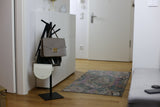 Altura de la mesa de hierro negro Bag-Up con Power-Up Bank Solar Portable Base bag rack bag stand